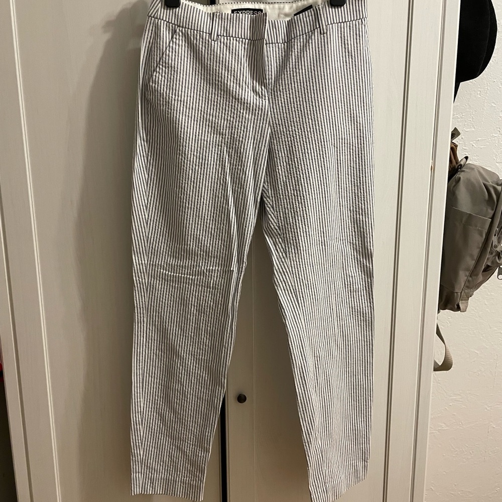 Express Columnist Mid Rise Ankle Pant size 2 blue and white seersucker